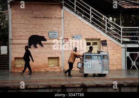 SAWAI MADHOPUR, RAJASTHAN, INDIEN - 2. FEBRUAR 2024 die India Railways Sawai Madhopur Junction Railway Station SWM Stockfoto