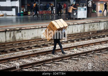 SAWAI MADHOPUR, RAJASTHAN, INDIEN - 2. FEBRUAR 2024 die India Railways Sawai Madhopur Junction Railway Station SWM Stockfoto