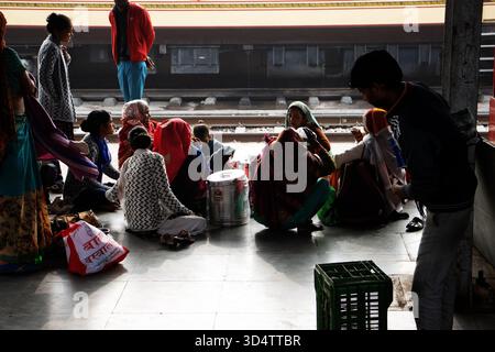SAWAI MADHOPUR, RAJASTHAN, INDIEN - 2. FEBRUAR 2024 die India Railways Sawai Madhopur Junction Railway Station SWM Stockfoto