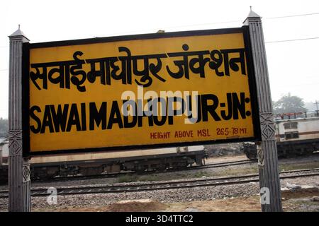SAWAI MADHOPUR, RAJASTHAN, INDIEN - 2. FEBRUAR 2024 das Schild der India Railways Sawai Madhopur Junction Railway Station SWM Station Stockfoto