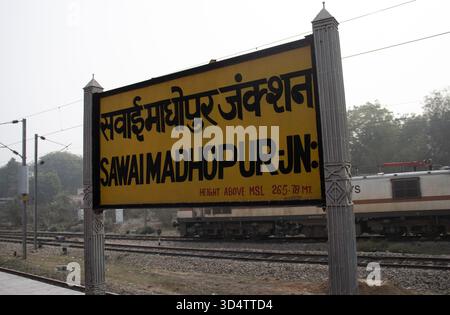 SAWAI MADHOPUR, RAJASTHAN, INDIEN - 2. FEBRUAR 2024 das Schild der India Railways Sawai Madhopur Junction Railway Station SWM Station Stockfoto