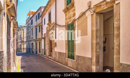 Straßenszene, Traditionelle Architektur, Artá, Mallorca, Balearen, Spanien, Europa Stockfoto