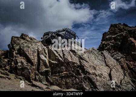 Land Rover Defender SVX auf dem Gaislachkogel, Sölden, Tirol, Österreich ein Land Rover Defender SVX, eine Filmrequisite aus dem James Bond Spectre Film, ist installiert auf dem Gaislachkogel in Sölden, Ötztal, Tirol, Österreich, nur zur redaktionellen Verwendung. Stockfoto