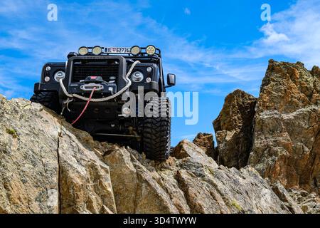 Land Rover Defender SVX auf dem Gaislachkogel, Sölden, Tirol, Österreich ein Land Rover Defender SVX, eine Filmrequisite aus dem James Bond Spectre Film, ist installiert auf dem Gaislachkogel in Sölden, Ötztal, Tirol, Österreich, nur zur redaktionellen Verwendung. Stockfoto