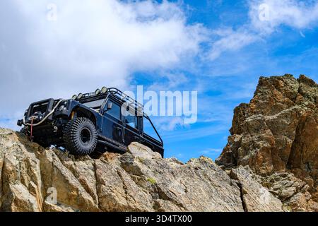 Land Rover Defender SVX auf dem Gaislachkogel, Sölden, Tirol, Österreich ein Land Rover Defender SVX, eine Filmrequisite aus dem James Bond Spectre Film, ist installiert auf dem Gaislachkogel in Sölden, Ötztal, Tirol, Österreich, nur zur redaktionellen Verwendung. Stockfoto