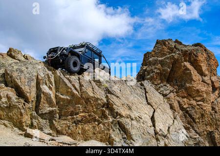 Land Rover Defender SVX auf dem Gaislachkogel, Sölden, Tirol, Österreich ein Land Rover Defender SVX, eine Filmrequisite aus dem James Bond Spectre Film, ist installiert auf dem Gaislachkogel in Sölden, Ötztal, Tirol, Österreich, nur zur redaktionellen Verwendung. Stockfoto