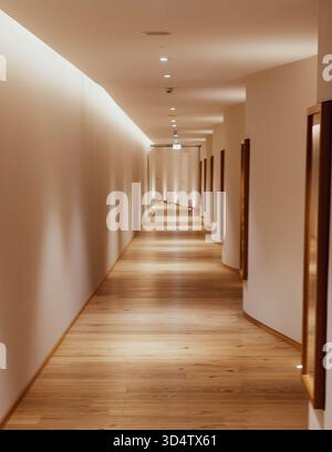 Langer Flur mit Schatten und gutem Blitz Stockfoto