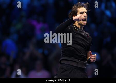 Turin, Italien. November 2025. Lorenzo Musetti aus Italien feiert am dritten Tag des Nitto ATP World Tour Finals das Round Robin-Einzelspiel zwischen Lorenzo Musetti aus Italien und Alex de Minaur aus Australien. Quelle: Marco Canoniero/Alamy Live News Stockfoto
