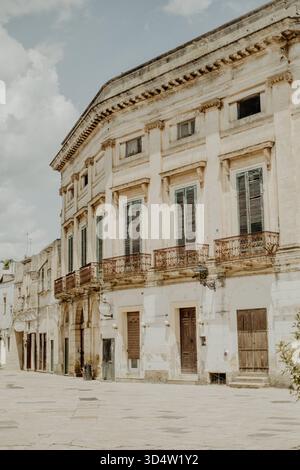 Küstenklippen und weiße Architektur von Polignano a Mare mit Blick auf türkisfarbenes Wasser in Süditalien Stockfoto