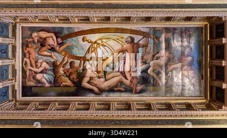 Decke, Luft, Cronus, Gott der Zeit, umgeben von Allegorien der Vorrechte des Schöpfers, verstümmelt Uranus, Gott des Himmels, dessen Samen die vier Elemente hervorbringt, Raum der Elemente, Quartiere degli Elementi, Giorgio Vasari, Cristofano Gherardi, Marco Marchetti da Faenza, 1555, 1557, Palazzo Vecchio, Florenz, Toskana, Italien. Stockfoto