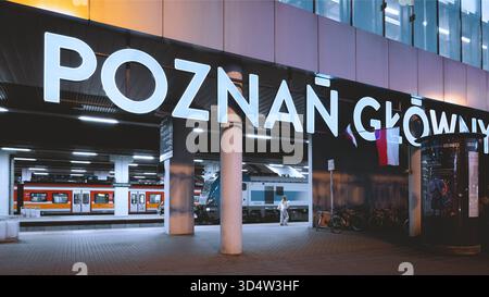 Posen, Polen - Bahnhof Posen Glowny (Posen Hauptbahnhof) bei Nacht. Stockfoto