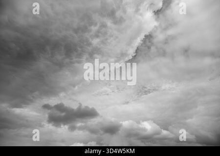 Ein atemberaubendes Schwarzweißfoto fängt die faszinierende Schönheit eines dramatischen bewölkten Himmels auf wunderschöne Weise ein Stockfoto