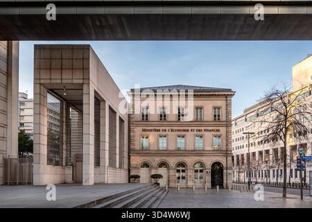 Eingang zu „Bercy“, dem Gebäude, in dem sich das Wirtschafts- und Finanzministerium sowie mehrere französische Ministerien mit wirtschaftlichem Schwerpunkt befinden Stockfoto