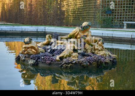 Der Bacchus-Brunnen, auch bekannt als Herbstbrunnen, befindet sich in den Gärten des Schlosses von Versailles und zeigt den Gott des Weins umgeben Stockfoto