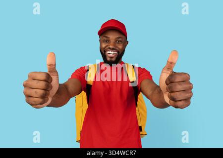 Bester Lieferservice. Happy Black Courier Trägt Thermo Rucksack Zeigt Daumen Nach Ups Stockfoto