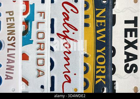 Alte US-Autokennzeichen mit verschiedenen Namen aus der Nähe. Konzept des Fahrens in den USA. Erreichen einer Fahrzeugregistrierung Stockfoto