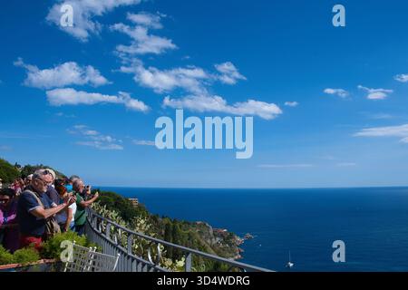 Touristen fotografieren den Meerblick von Taormina in Sizilien im Spätsommer Stockfoto