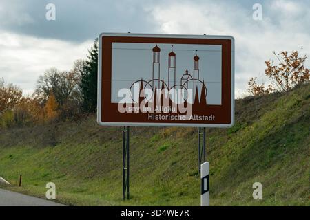 Deutschland, Bayern, Allgäu, Isny im Allgäu, Tourismus, Autobahn, Sehenswürdigkeiten, Straßenschild, touristisches Hinweisschild, historische Altstadt, Stadtansicht, Kultur, Architektur, Stadttürme, Kirchtürme, Stadtmauer, Denkmalpflege, Altstadterhalt, Kulturerbe, Regionalgeschichte, Städtereise, Fremdenverkehr, Straßenverkehr, Beschilderung, Orientierung, Reiselandschaft, Kulturregion, Süddeutschland, historische Bauten, Touristik, Straßeninfrastruktur, Verkehrszeichen, Reisefotografie, Landschaft, Herbst, Bewölkung, Infrastruktur, Mobilität, Verkehr, Stadtmarketing, Kulturdenkmal, Altstadttou Stockfoto