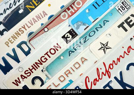 Alte US-Autokennzeichen mit verschiedenen Namen. Konzept des Fahrens in den USA. Erreichen einer Fahrzeugregistrierung Stockfoto
