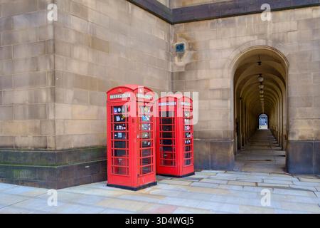 Zwei berühmte alte rote BT-Telefondosen am St. Peters Square in Manchester Stockfoto