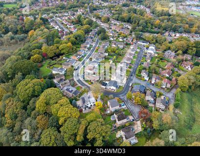 Vorstadthäuser in einer Sackgasse, Wirral, England. Häuser mit Gärten um die Straße herum angeordnet Stockfoto