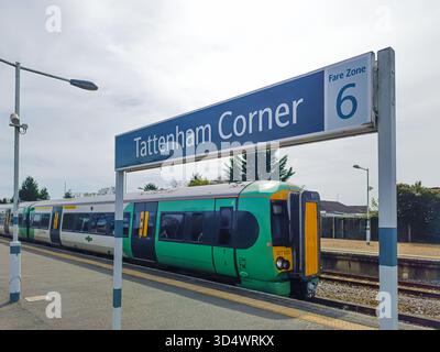 Bahnhof Tattenham Corner mit Südzug am Bahnsteig. London, UK, 13. April 2024 Stockfoto