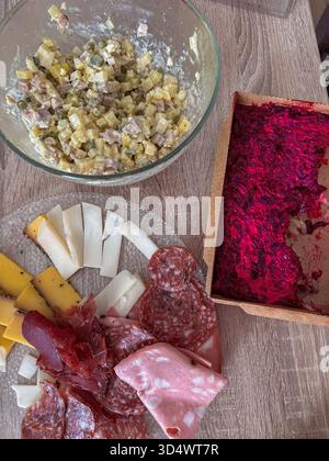 Eine appetitliche Auswahl an traditionellen osteuropäischen Gerichten und eine Wurstplatte mit verschiedenen Käsesorten und Aufschnitt auf einem Holztisch. Funktionen Ol Stockfoto