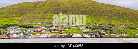 Vestmanna, Färöer – 10. Juli 2021: Vestmanna ist eine Stadt auf den Färöern im Westen der Insel Streymoy. Königreich Dänemark, Nord EUR Stockfoto