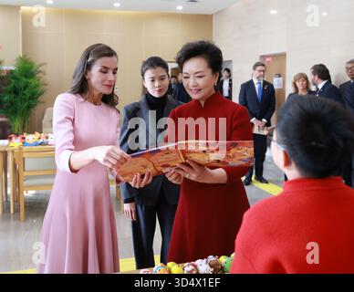 Peking, China. November 2025. Peng Liyuan, Ehefrau des chinesischen Präsidenten Xi Jinping, und Spaniens Königin Letizia erfahren mehr über die Leseaktivitäten für Kinder mit Behinderungen im gemeinnützigen Lesebereich des Pekinger Demonstrationszentrums für Menschen mit Behinderungen in Peking, Hauptstadt von China, 12. November 2025. Peng und Letizia, die König Felipe VI. Von Spanien bei seinem Staatsbesuch in China begleiten, besuchten das Zentrum am Mittwoch. Quelle: Ding Lin/Xinhua/Alamy Live News Stockfoto