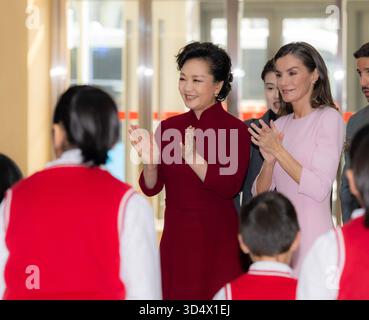 Peking, China. November 2025. Peng Liyuan, Ehefrau des chinesischen Präsidenten Xi Jinping, und Spaniens Königin Letizia beobachten die Kinder mit Sehbehinderungen, die am 12. November 2025 im Pekinger Demonstrationszentrum für Menschen mit Behinderungen in Peking, Hauptstadt Chinas, ein chinesisches Lied, Lieder und Lächeln singen. Peng und Letizia, die König Felipe VI. Von Spanien bei seinem Staatsbesuch in China begleiten, besuchten das Zentrum am Mittwoch. Quelle: Zhai Jianlan/Xinhua/Alamy Live News Stockfoto