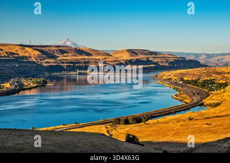 Columbia River Gorge, Stadt Wishram, Eisenbahngleise, Brücke, Mount Hood in Oregon in Far dist, Blick vom Lewis and Clark Trail, Washington, USA Stockfoto