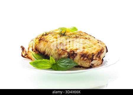 Heißer gebackener Kohl serviert auf einem Backblech auf weißem Hintergrund. Stockfoto