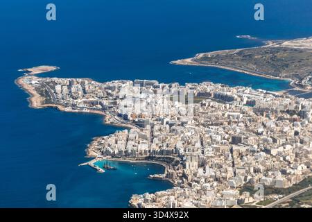 Panoramablick auf die Küstenstadt rund um Saint Paul's Bay, Bugibba und Qawra, mit Stadtentwicklung, türkisfarbenen Buchten und der Mittelmeerküste Stockfoto