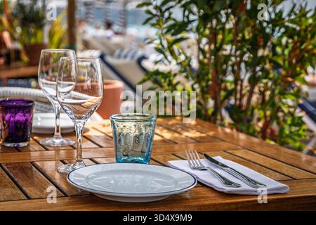 In einem Strandrestaurant im Freien in Nizza, Südfrankreich, erwarten Gäste unter freiem Himmel Tische Stockfoto