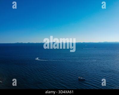 Summer Aerial Collection der Kroatischen Dalmatinischen Küste: Drohnenfotografie mit Hochwinkel Stockfoto