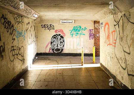 Städtisches Graffiti auf einer Fußgängerunterführung in Salisbury Wiltshire, Großbritannien 2023. Stockfoto