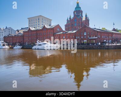 Helsinki, Finnland - 23. Mai 2023: Uspenski-Kathedrale (Uspenskin katedraali) und Umgebung von. Es ist die größte orthodoxe Kirche im Norden Stockfoto