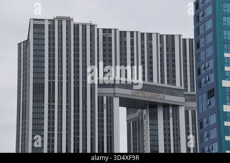 SEOUL, SÜDKOREA - 11. OKTOBER 2025 - Lotte Castle Complex mit mehreren modernen Wohntürmen, die durch eine Brückenstruktur miteinander verbunden sind Stockfoto