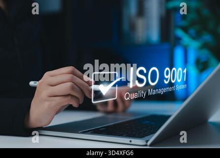 ISO 9001-Konzept des Qualitätsmanagementsystems. Geschäftsmann, der das Qualitätsmanagementsystem nach ISO 9001 verwaltet, das Zertifizierungsstandards repräsentiert, Stockfoto