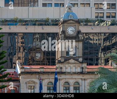 Der 1889 gegründete Federation Free Style Design, Anne Street Railway Station, stand im Gegensatz zu modernen Gebäuden des Brisbane CBD, Queensland, Australien. Stockfoto