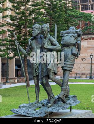 Die Bronzeskulptur erinnert an den Kokado Track aus dem Zweiten Weltkrieg in Papua-Neuguinea am Anzac Square in Brisbane, Queensland, Australien. Stockfoto