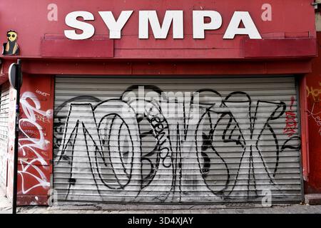 Sympa-Bekleidungsgeschäft wird für immer geschlossen in Paris - Frankreich Stockfoto