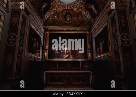 St. Johns Co-Cathedral, Valletta, Malta, Caravaggio, Enthauptung des Heiligen Johannes des Täufers, Kunstwerk, Barockmalerei, Kunstgeschichte, Tourismus, Besucher, Kunstbetrachtung, Malteserorden, Sakralbau, religiöse Kunst, UNESCO-Welterbe, Barocke Architektur, Kunstgalerie, Gemäldesaal, Kirchenkunst, Heiliger Johannes, Kunstmuseum, Pilgerort, barocke Dekoration, Goldverzierung, Innenarchitektur, Kunstliebhaber, Kulturdenkmal, Malerei, Kunstreise, barocke Pracht, Architekturdetail, Ausstellung, Touristenattraktion, Kunstfotografie, Religiöses Motiv, Kunstwerkaufnahme, Malteserkreuz, Kulturstätte, Sakral Stockfoto