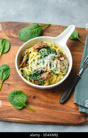 Pasta mit Spinat, getrockneten Tomaten und Blauschimmelkäse in Mascarponsauce Stockfoto