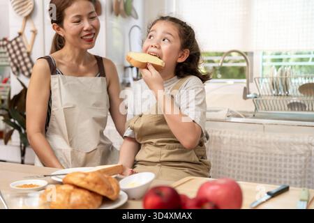 Familienzeit, Frühstück, gemeinsame Aktivitäten während der Ferien. Mutter und Tochter essen in den Ferien zusammen. Neues Zuhause für fami Stockfoto