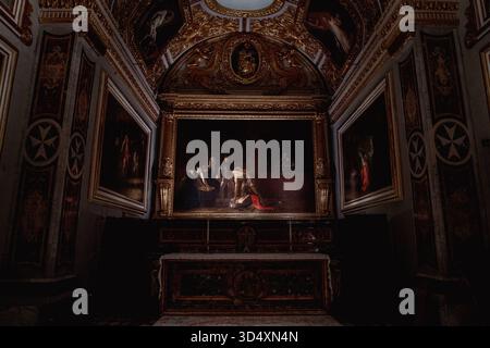 St. Johns Co-Cathedral, Valletta, Malta, Caravaggio, Enthauptung des Heiligen Johannes des Täufers, Kunstwerk, Barockmalerei, Kunstgeschichte, Tourismus, Besucher, Kunstbetrachtung, Malteserorden, Sakralbau, religiöse Kunst, UNESCO-Welterbe, Barocke Architektur, Kunstgalerie, Gemäldesaal, Kirchenkunst, Heiliger Johannes, Kunstmuseum, Pilgerort, barocke Dekoration, Goldverzierung, Innenarchitektur, Kunstliebhaber, Kulturdenkmal, Malerei, Kunstreise, barocke Pracht, Architekturdetail, Ausstellung, Touristenattraktion, Kunstfotografie, Religiöses Motiv, Kunstwerkaufnahme, Malteserkreuz, Kulturstätte, Sakral Stockfoto