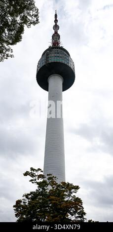 SEOUL, SÜDKOREA - 11. OKTOBER 2025 - Wahrzeichen der Kommunikation und Beobachtung des N Seoul Tower in Südkorea Stockfoto