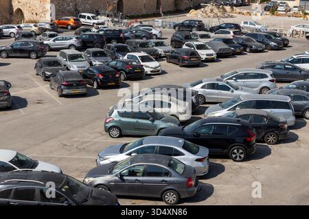 jerusalem, Israel, 2. November 2025, aus der Vogelperspektive eines großen, belebten Freiluftparkplatzes mit verschiedenen modernen Autos in der Nähe der Mauern des alten Konzips Stockfoto