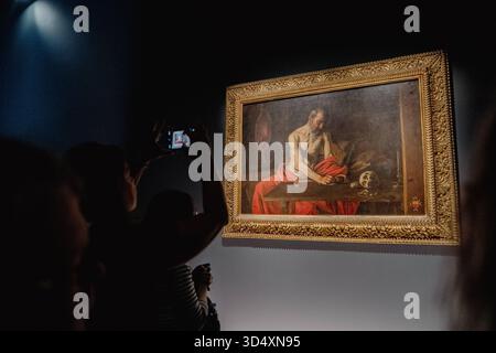 St. Johns Co-Cathedral, Valletta, Malta, Caravaggio, St. Jerome Schreiben, Barockmalerei, Kunstwerk, religiöse Kunst, Gemälde, Kunstgeschichte, Malerei, Besucher, Kunstbetrachtung, Museum, Sakralkunst, Barock, Christentum, Heiligenbild, Kunstfotografie, Kulturdenkmal, europäische Kunst, Ausstellung, Goldrahmen, Kunstsammlung, Malteserorden, Kunstlicht, Religiöses Motiv, Barockkunst, Kunstliebhaber, Pilgerort, Kunstpräsentation, sakrale Kunst, Meisterwerk, Glaube, Malerei des 17. Jahrhundert, Kunstrezeption, Kunstmuseum, UNESCO-Welterbe, Besuchergruppe, Kulturreise, Kunstwahrnehmung, historisch Stockfoto