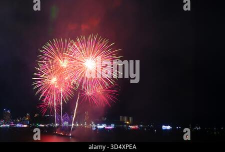 Fantastisches Feuerwerk, das am Nachthimmel über dem Stadthafen explodiert Stockfoto